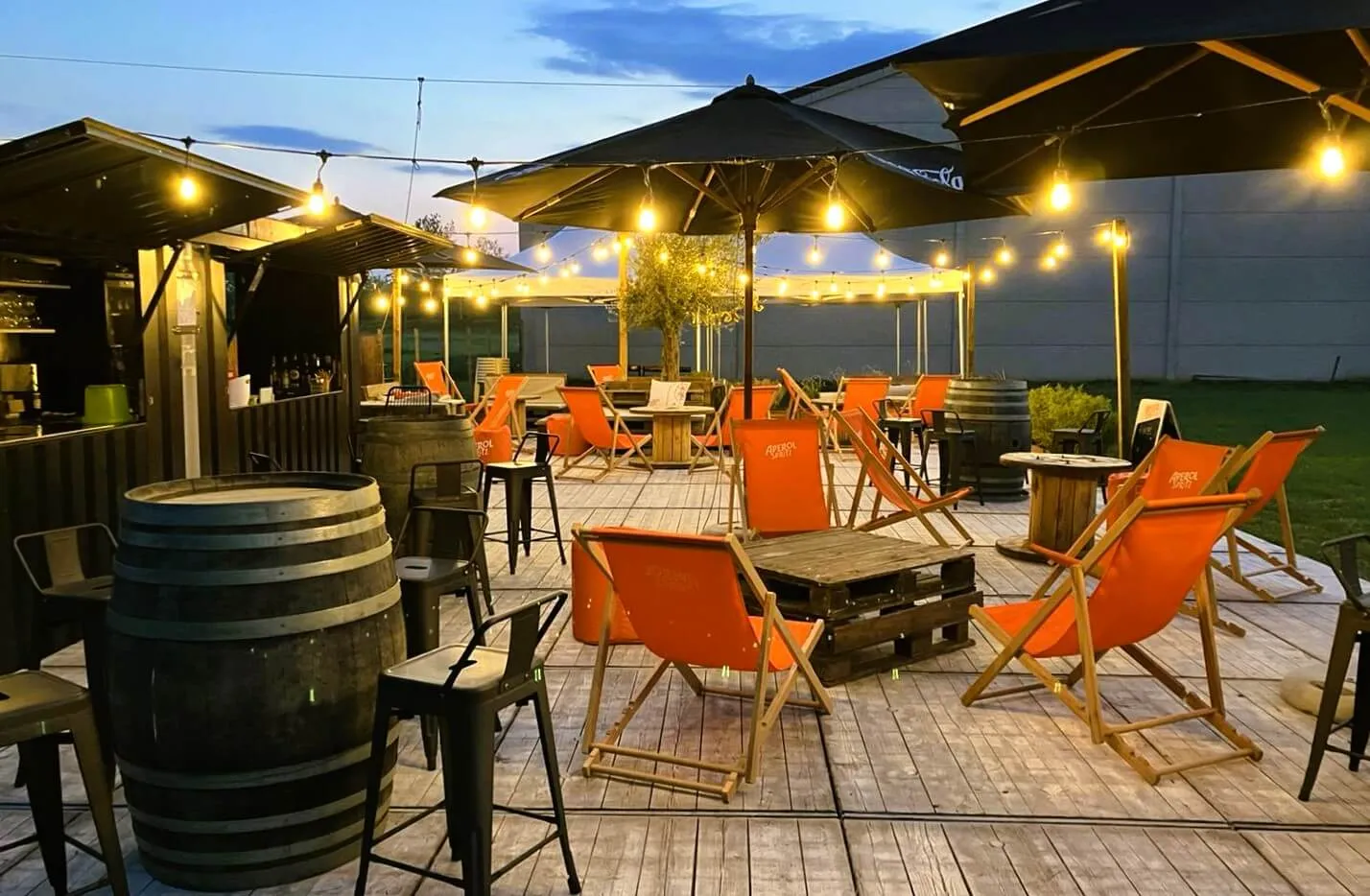La terrasse et la guinguette en bois, un soir d'été