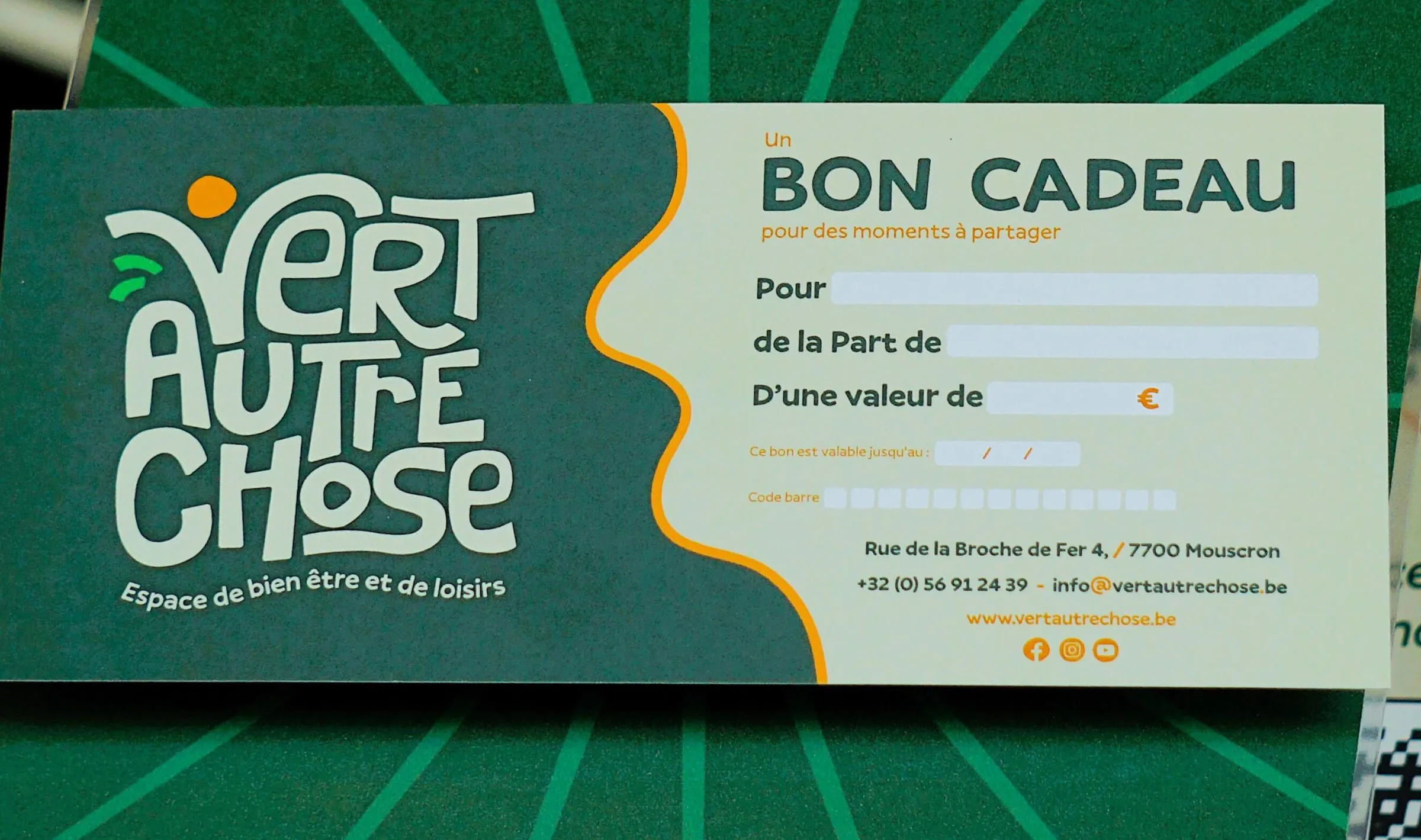 Bon cadeau Vert Autre Chose posé sur une table du restaurant