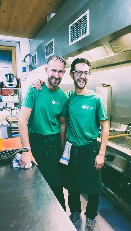 Deux membres de l'équipe en cuisine