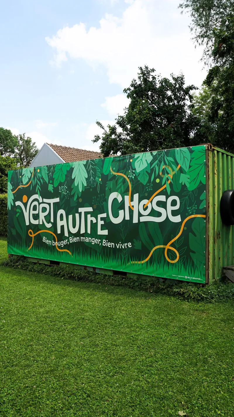 La fresque Vert Autre Chose peinte sur le mur extérieur, face à la prairie