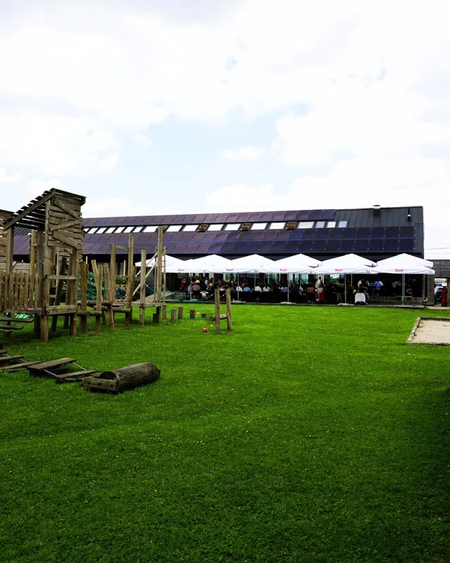 Vue d'ensemble du site et de sa prairie