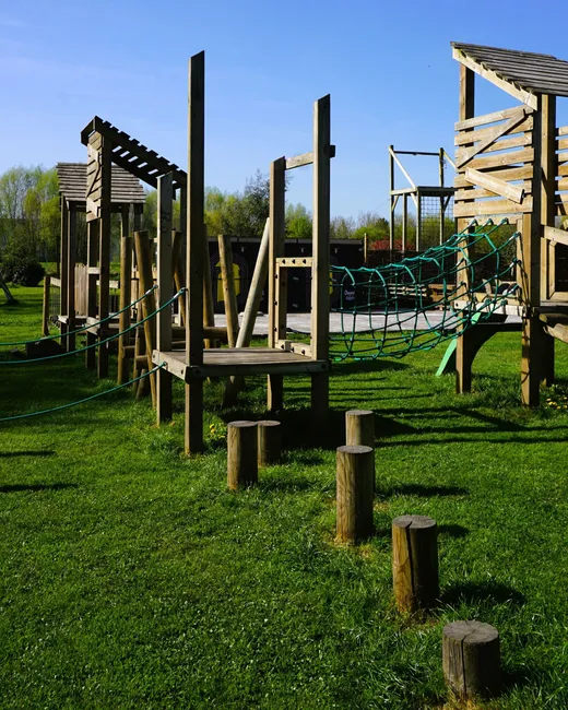 Le parcours d'aventure en bois dans le jardin