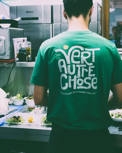 Le t-shirt Vert Autre Chose porté en salle
