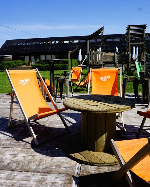 Transats orange sur la terrasse